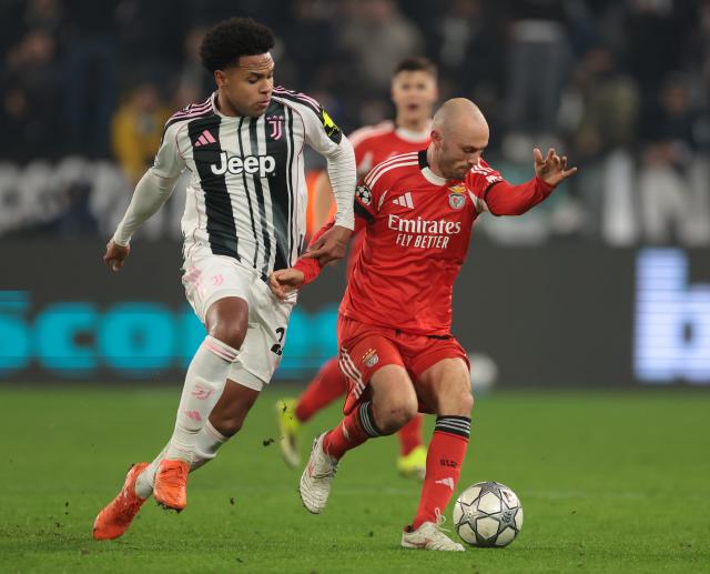 (260122) -- TURIN, Jan. 22, 2026 (Xinhua) -- Juventus' Weston Mckennie (L) vies with Benfica's Fredrik Aursnes during the UEFA Champions League match between Juventus and Benfica in Turin, Italy, Jan. 21, 2026. (Photo by Diego Petrussi/Xinhua)