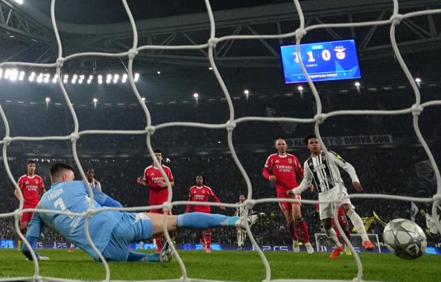 (260122) -- TURIN, Jan. 22, 2026 (Xinhua) -- Juventus' Weston Mckennie (1st R) shoots to score during the UEFA Champions League match between Juventus and Benfica in Turin, Italy, Jan. 21, 2026. (Photo by Diego Petrussi/Xinhua)
