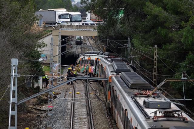 (260122) -- BEIJING, Jan. 22, 2026 (Xinhua) -- This photo shows the site of a train derailment accident in Gelida, Spain, Jan. 21, 2026. The death toll from Sunday's rail crash near the town of Adamuz in the southern Spanish province of Cordoba has risen to 43 after another body was recovered from the wreckage on Wednesday, Spanish authorities confirmed.
   According to emergency services, a total of 68 people remain hospitalized, including nine in intensive care units, though none are believed to be in life-threatening condition.
   The accident occurred at around 7:45 p.m. local time (1845 GMT) on Sunday when a high-speed train operated by Iryo, traveling from Malaga to Madrid, derailed and collided with an oncoming train operated by state-owned Renfe en route from Madrid to Huelva. (Photo by Joan Gosa/Xinhua)