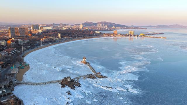 (260122) -- BEIJING, Jan. 22, 2026 (Xinhua) -- A drone photo taken on Jan. 21, 2026 shows a view over sea ice in Xingcheng of Huludao City, northeast China's Liaoning Province. (Photo by Tian Jia/Xinhua)