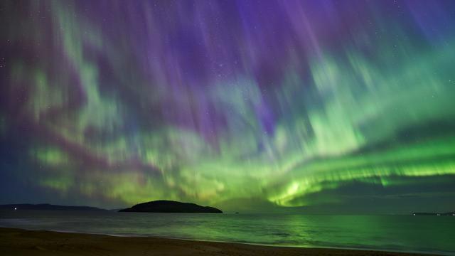 (260122) -- BEIJING, Jan. 22, 2026 (Xinhua) -- This photo taken on Jan. 20, 2026 shows the aurora seen by the sea in South Arm near Hobart, Tasmania, Australia. (Photo by Li Xueming/Xinhua)