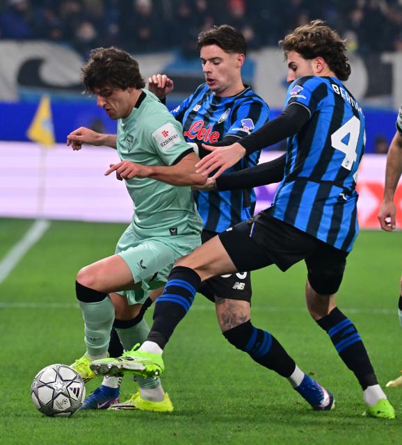(260122) -- BERGAMO, Jan. 22, 2026 (Xinhua) -- Athletic Club's Unai Gomez (L) vies with Atalanta's Lorenzo Bernasconi (R) and Nicola Zalewski during the UEFA Champions League match between Atalanta and Athletic Club in Bergamo, Italy, Jan. 21, 2026. (Xinhua)