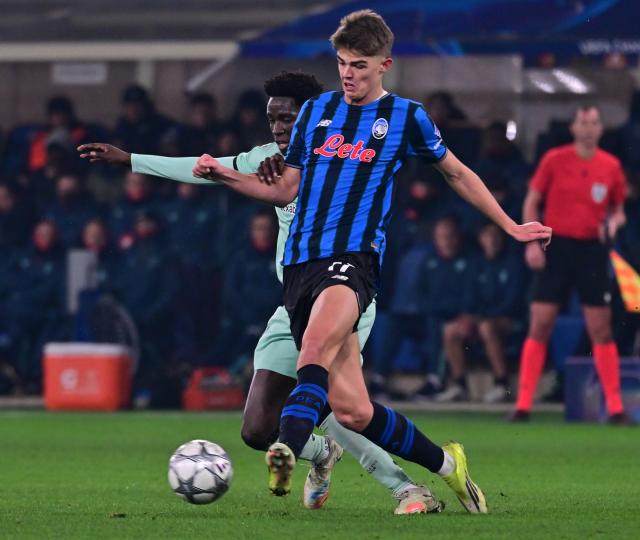 (260122) -- BERGAMO, Jan. 22, 2026 (Xinhua) -- Athletic Club's Adama Boiro (L) vies with Atalanta's Charles De  Katelaere during the UEFA Champions League match between Atalanta and Athletic Club in Bergamo, Italy, Jan. 21, 2026. (Xinhua)