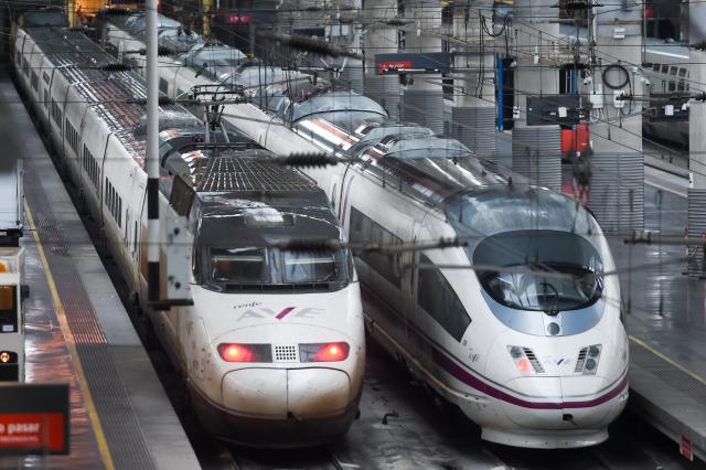 (260122) -- MADRID, Jan. 22, 2026 (Xinhua) -- This photo taken on Jan. 21, 2026 shows high-speed trains at Atocha Station in Madrid, Spain. Adif, Spain's state-owned railway infrastructure manager, announced on Tuesday that it has imposed temporary speed limits on certain sections of the high-speed railway from Madrid to Barcelona, after train drivers reported bumps along the rail link. (Photo by Gustavo Valiente/Xinhua)