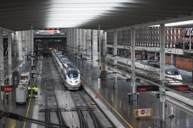 (260122) -- MADRID, Jan. 22, 2026 (Xinhua) -- This photo taken on Jan. 21, 2026 shows high-speed trains at Atocha Station in Madrid, Spain. Adif, Spain's state-owned railway infrastructure manager, announced on Tuesday that it has imposed temporary speed limits on certain sections of the high-speed railway from Madrid to Barcelona, after train drivers reported bumps along the rail link. (Photo by Gustavo Valiente/Xinhua)