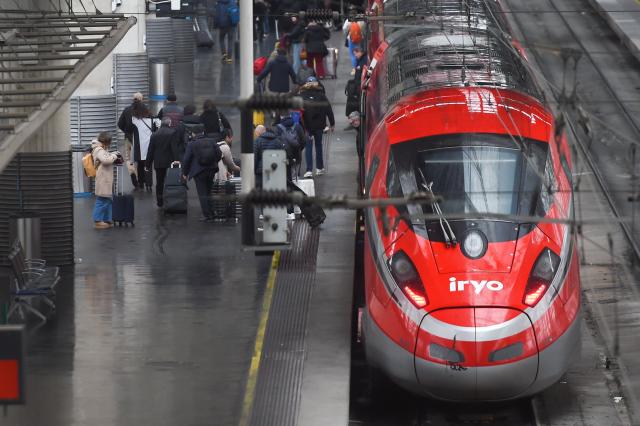 (260122) -- MADRID, Jan. 22, 2026 (Xinhua) -- A bullet train is pictured at Atocha Station in Madrid, Spain, Jan. 21, 2026. Adif, Spain's state-owned railway infrastructure manager, announced on Tuesday that it has imposed temporary speed limits on certain sections of the high-speed railway from Madrid to Barcelona, after train drivers reported bumps along the rail link. (Photo by Gustavo Valiente/Xinhua)