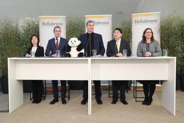 (260122) -- MUNICH, Jan. 22, 2026 (Xinhua) -- Chinese ambassador to Germany Deng Hongbo (2nd, R) delivers a speech during a signing ceremony of a cooperation agreement on giant panda conservation at Hellabrunn Zoo in Munich, Germany, on Jan. 21, 2026. The China Wildlife Conservation Association on Wednesday signed a cooperation agreement with Munich's Hellabrunn Zoo on giant panda conservation, under which two giant pandas from China will come to the zoo for a 10-year program.
   The association said in a statement that Chinese experts have conducted multiple inspection and assessment visits to Munich to help ensure the two giant pandas will live in good health at Hellabrunn Zoo. (Xinhua/Du Zheyu)