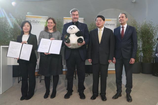 (260122) -- MUNICH, Jan. 22, 2026 (Xinhua) -- This photo taken on Jan. 21, 2026 shows a signing ceremony of a cooperation agreement on giant panda conservation at Hellabrunn Zoo in Munich, Germany. The China Wildlife Conservation Association on Wednesday signed a cooperation agreement with Munich's Hellabrunn Zoo on giant panda conservation, under which two giant pandas from China will come to the zoo for a 10-year program.
   The association said in a statement that Chinese experts have conducted multiple inspection and assessment visits to Munich to help ensure the two giant pandas will live in good health at Hellabrunn Zoo. (Xinhua/Du Zheyu)