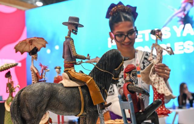 (260122) -- MADRID, Jan. 22, 2026 (Xinhua) -- This photo taken on Jan. 21, 2026 shows the traditional handicrafts at the booth of Mexico during the 2026 FITUR international tourism exhibition in Madrid, Spain. The 2026 FITUR international tourism exhibition opened on Wednesday in Madrid, showcasing the latest development, innovative trends and cooperation opportunities in the tourism industry. 
   This year's fair has attracted over 10,000 companies and nearly 1,000 exhibitors from 161 countries and regions, with 255,000 attendees expected over the five days. (Xinhua/Cheng Min)