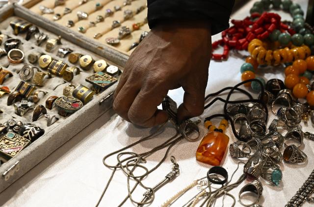 (260122) -- MADRID, Jan. 22, 2026 (Xinhua) -- This photo taken on Jan. 21, 2026 shows the traditional handicrafts at the booth of Mauritania during the 2026 FITUR international tourism exhibition in Madrid, Spain. The 2026 FITUR international tourism exhibition opened on Wednesday in Madrid, showcasing the latest development, innovative trends and cooperation opportunities in the tourism industry. 
   This year's fair has attracted over 10,000 companies and nearly 1,000 exhibitors from 161 countries and regions, with 255,000 attendees expected over the five days. (Xinhua/Cheng Min)