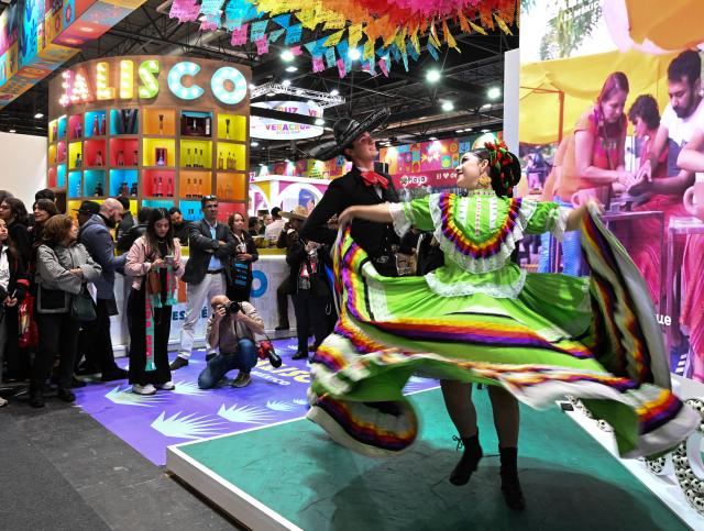(260122) -- MADRID, Jan. 22, 2026 (Xinhua) -- Performers dance during the 2026 FITUR international tourism exhibition in Madrid, Spain, Jan. 21, 2026. The 2026 FITUR international tourism exhibition opened on Wednesday in Madrid, showcasing the latest development, innovative trends and cooperation opportunities in the tourism industry. 
   This year's fair has attracted over 10,000 companies and nearly 1,000 exhibitors from 161 countries and regions, with 255,000 attendees expected over the five days. (Xinhua/Cheng Min)