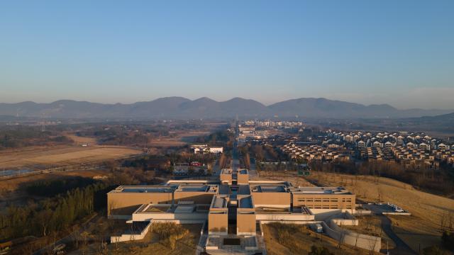 (260122) -- MA'ANSHAN, Jan. 22, 2026 (Xinhua) -- An aerial drone photo taken on Jan. 14, 2026 shows a view of the Lingjiatan Site Museum in Hanshan County, Ma'anshan, east China's Anhui Province. The Lingjiatan relics site in east China's Anhui is a Neolithic settlement dating back 5,300 to 5,800 years, with an area of about 1.6 million square meters. 
  Since its discovery in 1985, 17 excavations have been carried out on Lingjiatan. More than 4,000 exquisite relics such as jade wares, stone artifacts and potteries have been unearthed from the site.
  Archaeologists believe that Lingjiatan predates Liangzhu Culture, a testament to the 5,000-year-old Chinese civilization, and has a successive relationship with it. (Xinhua/Zhang Duan)