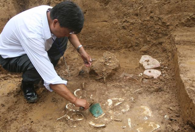 (260122) -- MA'ANSHAN, Jan. 22, 2026 (Xinhua) -- This file photo shows an archaeologist working at the Lingjiatan relics site in Hanshan County, Ma'anshan, east China's Anhui Province, June 28, 2007. The Lingjiatan relics site in east China's Anhui is a Neolithic settlement dating back 5,300 to 5,800 years, with an area of about 1.6 million square meters. 
  Since its discovery in 1985, 17 excavations have been carried out on Lingjiatan. More than 4,000 exquisite relics such as jade wares, stone artifacts and potteries have been unearthed from the site.
  Archaeologists believe that Lingjiatan predates Liangzhu Culture, a testament to the 5,000-year-old Chinese civilization, and has a successive relationship with it. (Xinhua)