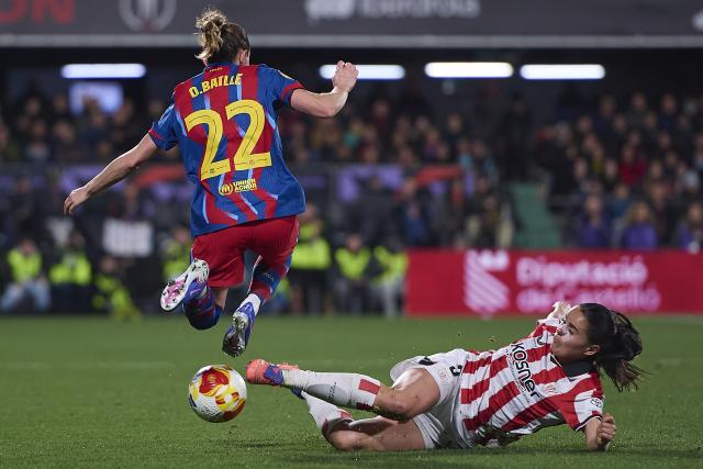 (260122) -- CASTELLON, Jan. 22, 2026 (Xinhua) -- Ona Batlle (L) of Barcelona competes for the ball with Naia Landaluceof Athletic Bilbao during the Spanish Women Super Cup Match between Barcelona and Athletic Bilbao at Castallia Stadium in Castellon , Spain, Jan. 21, 2026. (Photo by Pablo Morano/Xinhua)