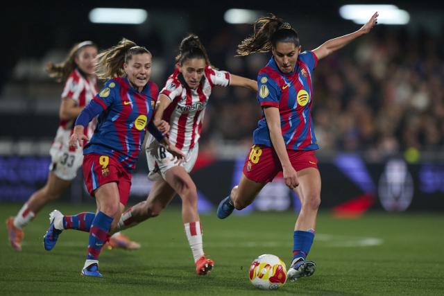 (260122) -- CASTELLON, Jan. 22, 2026 (Xinhua) -- Claudia Pina (L) of Barcelona competes for the ball with Maite Zubieta (C) of Athletic Bilbao during the Spanish Women Super Cup Match between Barcelona and Athletic Bilbao at Castallia Stadium in Castellon , Spain, Jan. 21, 2026. (Photo by Pablo Morano/Xinhua)