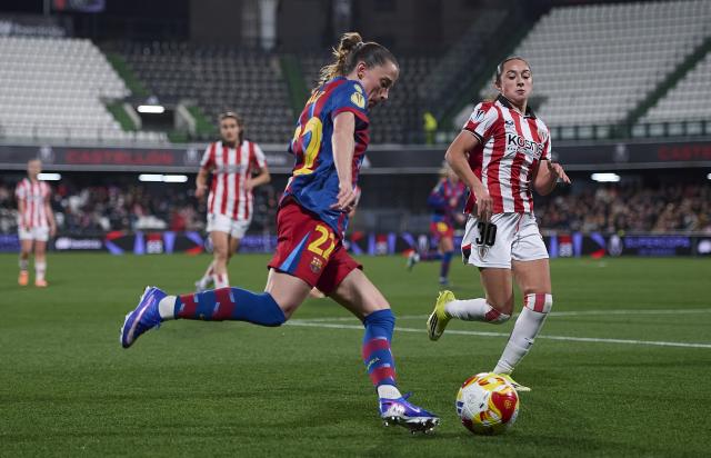 (260122) -- CASTELLON, Jan. 22, 2026 (Xinhua) -- Ona Batlle (L) of Barcelona vies with Daniela Agote of Athletic Bilbao during the Spanish Women Super Cup Match between Barcelona and Athletic Bilbao at Castallia Stadium in Castellon , Spain, Jan. 21, 2026. (Photo by Pablo Morano/Xinhua)