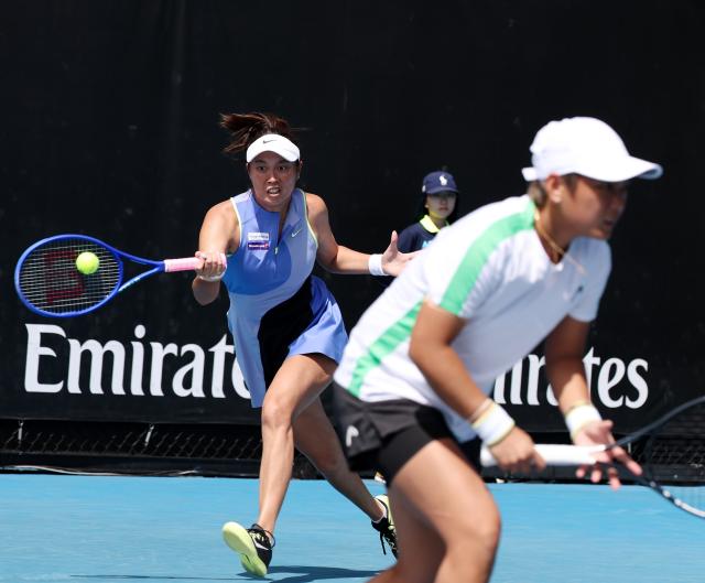 (260122) -- MELBOURNE, Jan. 22, 2026 (Xinhua) -- Jiang Xinyu/Chan Hao-Ching (rear) compete during the women's doubles 1st round match between Jiang Xinyu (China)/Chan Hao-Ching (Chinese Taipei) and Anna Blinkova (Russia)/Kamilla Rakhimova (Uzbekistan) at the Australian Open tennis tournament in Melbourne, Australia, Jan. 22, 2026. (Xinhua/Ma Ping)