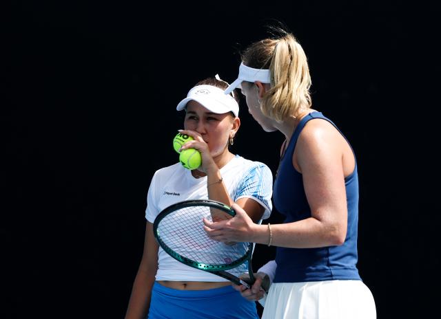 (260122) -- MELBOURNE, Jan. 22, 2026 (Xinhua) -- Anna Blinkova (R)/Kamilla Rakhimova react during the women's doubles 1st round match between Jiang Xinyu (China)/Chan Hao-Ching (Chinese Taipei) and Anna Blinkova (Russia)/Kamilla Rakhimova (Uzbekistan) at the Australian Open tennis tournament in Melbourne, Australia, Jan. 22, 2026. (Xinhua/Ma Ping)