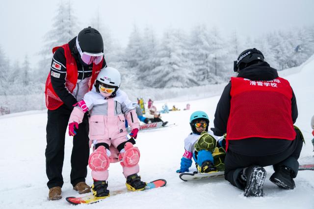 (260122) -- SHENNONGJIA, Jan. 22, 2026 (Xinhua) -- Children learn to ski at a ski resort in Shennongjia Forestry District, central China's Hubei Province, Jan. 20, 2026. In recent years, Hubei Province has leveraged its strategic location as a transportation hub connecting nine provinces, tapping into its unique ice and snow resources to vigorously develop the ice and snow tourism industry. Multiple locations in Hubei have become well-known ice and snow tourism destinations, attracting numerous tourists to experience the joys of winter sports. (Xinhua/Wu Zhizun)