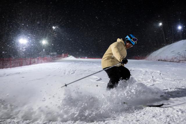 (260122) -- SHENNONGJIA, Jan. 22, 2026 (Xinhua) -- A tourist skies at a ski resort in Shennongjia Forestry District, central China's Hubei Province, Jan. 19, 2026. In recent years, Hubei Province has leveraged its strategic location as a transportation hub connecting nine provinces, tapping into its unique ice and snow resources to vigorously develop the ice and snow tourism industry. Multiple locations in Hubei have become well-known ice and snow tourism destinations, attracting numerous tourists to experience the joys of winter sports. (Xinhua/Wu Zhizun)