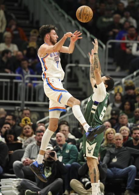 (260122) -- MILWAUKEE, Jan. 22, 2026 (Xinhua) -- Oklahoma City Thunder's Chet Holmgren (L) throws a pass during the 2025-2026 NBA regular season game between Milwaukee Bucks and Oklahoma City Thunder in Milwaukee, the United States, Jan. 21, 2026. (Photo by Joel Lerner/Xinhua)