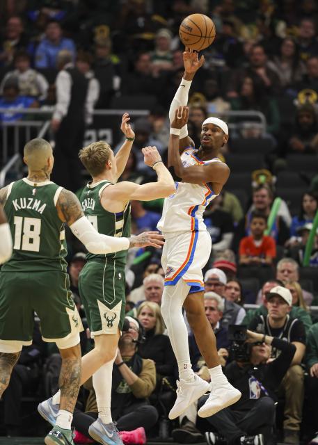 (260122) -- MILWAUKEE, Jan. 22, 2026 (Xinhua) -- Oklahoma City Thunder's Shai Gilgeous-Alexander (R) throws a pass during the 2025-2026 NBA regular season game between Milwaukee Bucks and Oklahoma City Thunder in Milwaukee, the United States, Jan. 21, 2026. (Photo by Joel Lerner/Xinhua)