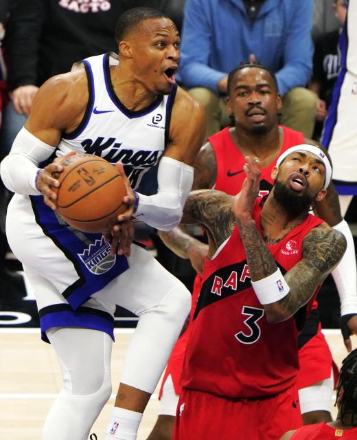 (260122) -- SACRAMENTO, Jan. 22, 2026 (Xinhua) -- Sacramento Kings' Russell Westbrook (L) goes for a lay-up against Toronto Raptors' Brandon Ingram during the 2025-2026 NBA regular season basketball game between Sacramento Kings and Toronto Raptors in Sacramento, the United States, Jan. 21, 2026. (Xinhua/Wu Xiaoling)