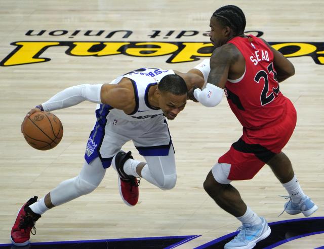 (260122) -- SACRAMENTO, Jan. 22, 2026 (Xinhua) -- Sacramento Kings' Russell Westbrook (L) breaks through against Toronto Raptors' Jamal Shead during the 2025-2026 NBA regular season basketball game between Sacramento Kings and Toronto Raptors in Sacramento, the United States, Jan. 21, 2026. (Xinhua/Wu Xiaoling)