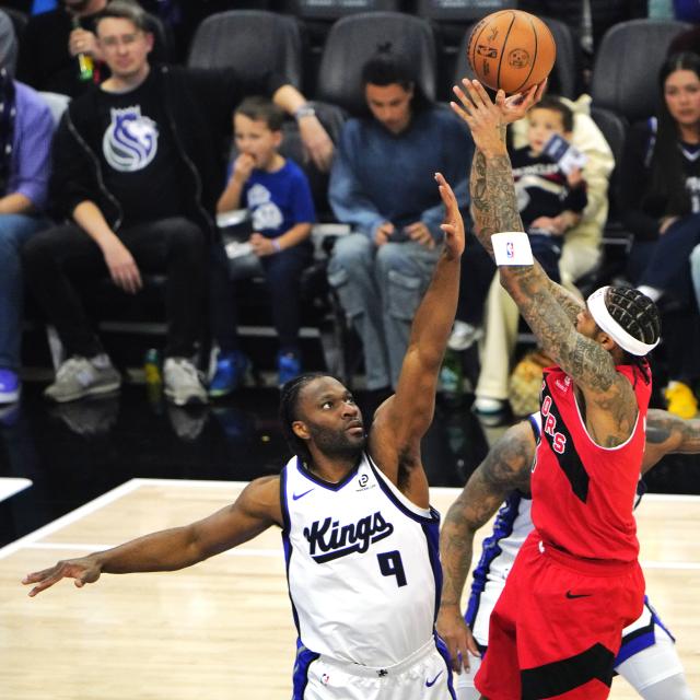 (260122) -- SACRAMENTO, Jan. 22, 2026 (Xinhua) -- Sacramento Kings' Precious Achiuwa (L) defends Toronto Raptors' Brandon Ingram during the 2025-2026 NBA regular season basketball game between Sacramento Kings and Toronto Raptors in Sacramento, the United States, Jan. 21, 2026. (Xinhua/Wu Xiaoling)