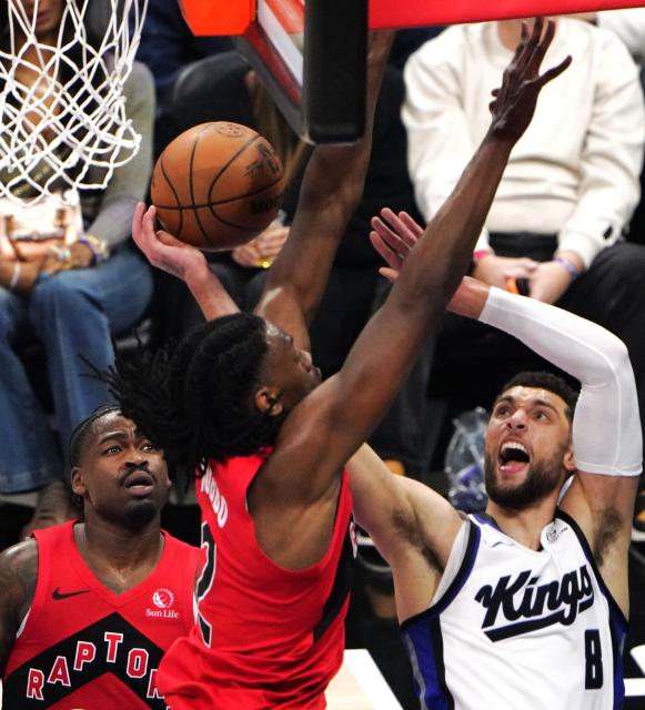 (260122) -- SACRAMENTO, Jan. 22, 2026 (Xinhua) -- Sacramento Kings' Zach LaVine (R) goes for a lay-up during the 2025-2026 NBA regular season basketball game between Sacramento Kings and Toronto Raptors in Sacramento, the United States, Jan. 21, 2026. (Xinhua/Wu Xiaoling)