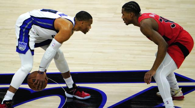 (260122) -- SACRAMENTO, Jan. 22, 2026 (Xinhua) -- Sacramento Kings' Russell Westbrook (L) controls the ball against Toronto Raptors' Ochai Agbaji during the 2025-2026 NBA regular season basketball game between Sacramento Kings and Toronto Raptors in Sacramento, the United States, Jan. 21, 2026. (Xinhua/Wu Xiaoling)