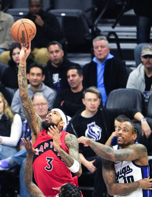 (260122) -- SACRAMENTO, Jan. 22, 2026 (Xinhua) -- Toronto Raptors' Brandon Ingram (L) goes for a lay-up during the 2025-2026 NBA regular season basketball game between Sacramento Kings and Toronto Raptors in Sacramento, the United States, Jan. 21, 2026. (Xinhua/Wu Xiaoling)