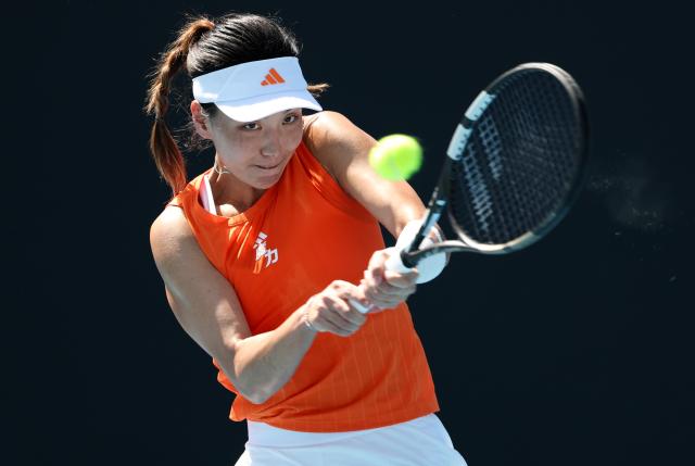 (260122) -- MELBOURNE, Jan. 22, 2026 (Xinhua) -- Wang Xinyu of China hits a return during the women's singles 2nd round match against Jelena Ostapenko of Latvia at the Australian Open tennis tournament in Melbourne, Australia, Jan. 22, 2026. (Xinhua/Ma Ping)