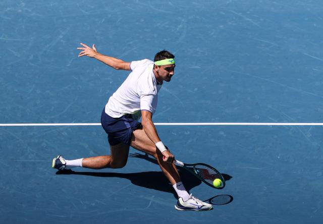 (260122) -- MELBOURNE, Jan. 22, 2026 (Xinhua) -- Lorenzo Sonego of Italy hits a return during the men's singles 2nd round match against Lorenzo Musetti of Italy at the Australian Open tennis tournament in Melbourne, Australia, Jan. 22, 2026. (Xinhua/Ma Ping)