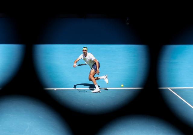 (260122) -- MELBOURNE, Jan. 22, 2026 (Xinhua) -- Lorenzo Sonego of Italy hits a return during the men's singles 2nd round match against Lorenzo Musetti of Italy at the Australian Open tennis tournament in Melbourne, Australia, Jan. 22, 2026. (Xinhua/Ma Ping)