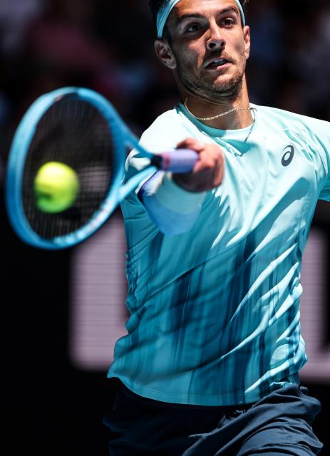 (260122) -- MELBOURNE, Jan. 22, 2026 (Xinhua) -- Lorenzo Musetti of Italy hits a return during the men's singles 2nd round match against Lorenzo Sonego of Italy at the Australian Open tennis tournament in Melbourne, Australia, Jan. 22, 2026. (Xinhua/Ma Ping)