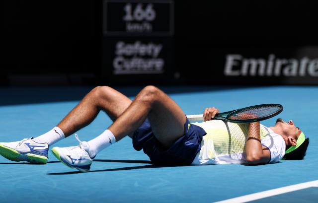 (260122) -- MELBOURNE, Jan. 22, 2026 (Xinhua) -- Lorenzo Sonego of Italy lies on the ground during the men's singles 2nd round match against Lorenzo Musetti of Italy at the Australian Open tennis tournament in Melbourne, Australia, Jan. 22, 2026. (Xinhua/Ma Ping)