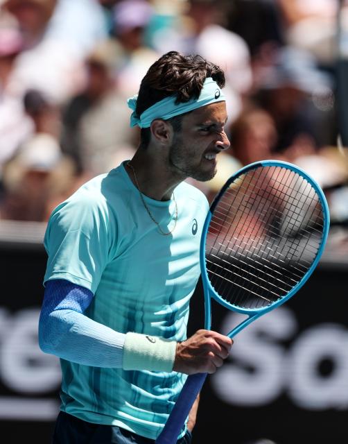 (260122) -- MELBOURNE, Jan. 22, 2026 (Xinhua) -- Lorenzo Musetti of Italy reacts during the men's singles 2nd round match against Lorenzo Sonego of Italy at the Australian Open tennis tournament in Melbourne, Australia, Jan. 22, 2026. (Xinhua/Ma Ping)