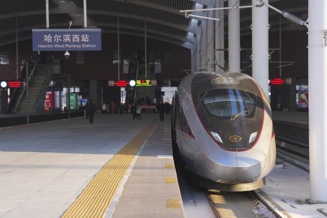 (260122) -- HARBIN, Jan. 22, 2026 (Xinhua) -- Passengers prepare to board the bullet train G902 at the Harbin West Railway Station in Harbin, northeast China's Heilongjiang Province, on Jan. 22, 2026. The Beijing-Harbin high-speed railway marked the 5th anniversary of its full operation on Thursday. At 1,198 kilometers, the rail line links China's northeastern provinces of Liaoning, Jilin and Heilongjiang with the capital Beijing. (Xinhua/Wang Song)