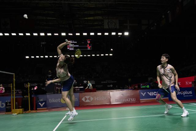 (260122) -- JAKARTA, Jan. 22, 2026 (Xinhua) -- Chen Cheng Kuan/Hsu Yin-Hui (L) of Chinese Taipei compete during the mixed doubles round of 16 match against Jiang Zhenbang/Wei Yaxin of China at the Indonesia Masters 2026 badminton tournament in Jakarta, Indonesia, Jan. 22, 2026. (Xinhua/Veri Sanovri)