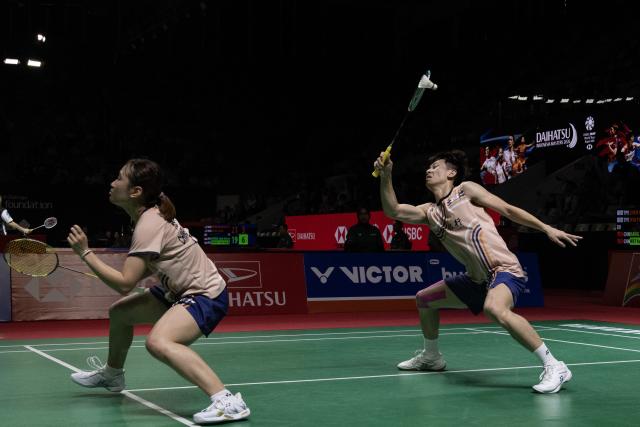 (260122) -- JAKARTA, Jan. 22, 2026 (Xinhua) -- Chen Cheng Kuan (R)/Hsu Yin-Hui of Chinese Taipei compete during the mixed doubles round of 16 match against Jiang Zhenbang/Wei Yaxin of China at the Indonesia Masters 2026 badminton tournament in Jakarta, Indonesia, Jan. 22, 2026. (Xinhua/Veri Sanovri)