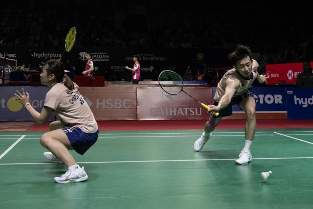 (260122) -- JAKARTA, Jan. 22, 2026 (Xinhua) -- Chen Cheng Kuan (R)/Hsu Yin-Hui of Chinese Taipei compete during the mixed doubles round of 16 match against Jiang Zhenbang/Wei Yaxin of China at the Indonesia Masters 2026 badminton tournament in Jakarta, Indonesia, Jan. 22, 2026. (Xinhua/Veri Sanovri)