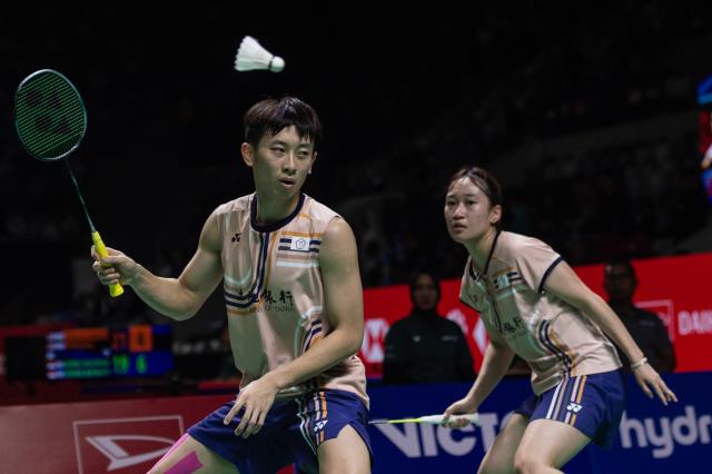 (260122) -- JAKARTA, Jan. 22, 2026 (Xinhua) -- Chen Cheng Kuan (L)/Hsu Yin-Hui of Chinese Taipei compete during the mixed doubles round of 16 match against Jiang Zhenbang/Wei Yaxin of China at the Indonesia Masters 2026 badminton tournament in Jakarta, Indonesia, Jan. 22, 2026. (Xinhua/Veri Sanovri)