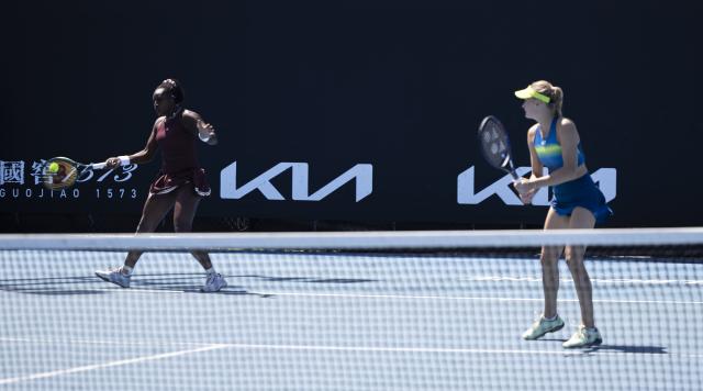 (260122) -- MELBOURNE, Jan. 22, 2026 (Xinhua) -- Alycia Parks (L)/Dayana Yastremska compete during the women's doubles 1st round match between Guo Hanyu (China)/Kristina Mladenovic (France) and Alycia Parks (the United States)/Dayana Yastremska (Ukraine) at the Australian Open tennis tournament in Melbourne, Australia, Jan. 22, 2026. (Photo by Hu Jingchen/Xinhua)