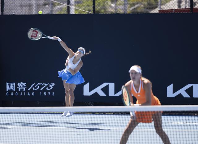 (260122) -- MELBOURNE, Jan. 22, 2026 (Xinhua) -- Guo Hanyu (L)/Kristina Mladenovic compete during the women's doubles 1st round match between Guo Hanyu (China)/Kristina Mladenovic (France) and Alycia Parks (the United States)/Dayana Yastremska (Ukraine) at the Australian Open tennis tournament in Melbourne, Australia, Jan. 22, 2026. (Photo by Hu Jingchen/Xinhua)