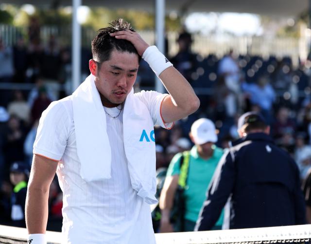 (260122) -- MELBOURNE, Jan. 22, 2026 (Xinhua) -- Wu Yibing reacts as he leaves the court after the men's singles 2nd round match between Wu Yibing of China and Eliot Spizzirri of the United States at the Australian Open tennis tournament in Melbourne, Australia, Jan. 22, 2026. (Xinhua/Ma Ping)