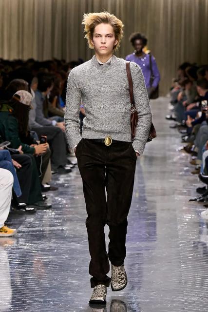 (260122) -- PARIS, Jan. 22, 2026 (Xinhua) -- A model presents a creation from the menswear Fall/Winter 2026-2027 collections by Dior Homme during the Paris Fashion Week, in Paris, France, on Jan. 21, 2026. (MeetEurope/Handout via Xinhua)