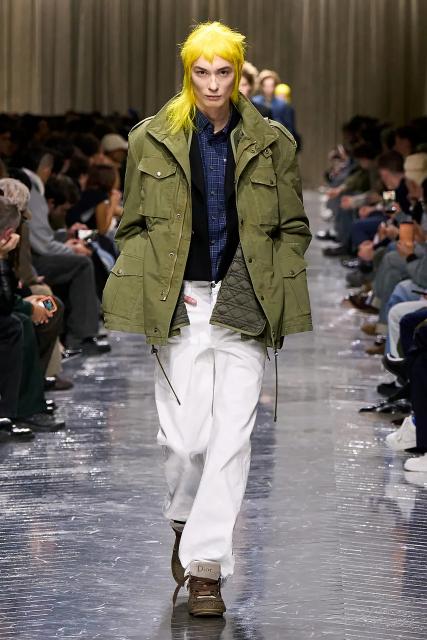 (260122) -- PARIS, Jan. 22, 2026 (Xinhua) -- A model presents a creation from the menswear Fall/Winter 2026-2027 collections by Dior Homme during the Paris Fashion Week, in Paris, France, on Jan. 21, 2026. (MeetEurope/Handout via Xinhua)