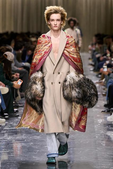 (260122) -- PARIS, Jan. 22, 2026 (Xinhua) -- A model presents a creation from the menswear Fall/Winter 2026-2027 collections by Dior Homme during the Paris Fashion Week, in Paris, France, on Jan. 21, 2026. (MeetEurope/Handout via Xinhua)