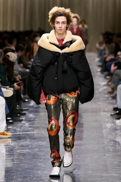 (260122) -- PARIS, Jan. 22, 2026 (Xinhua) -- A model presents a creation from the menswear Fall/Winter 2026-2027 collections by Dior Homme during the Paris Fashion Week, in Paris, France, on Jan. 21, 2026. (MeetEurope/Handout via Xinhua)